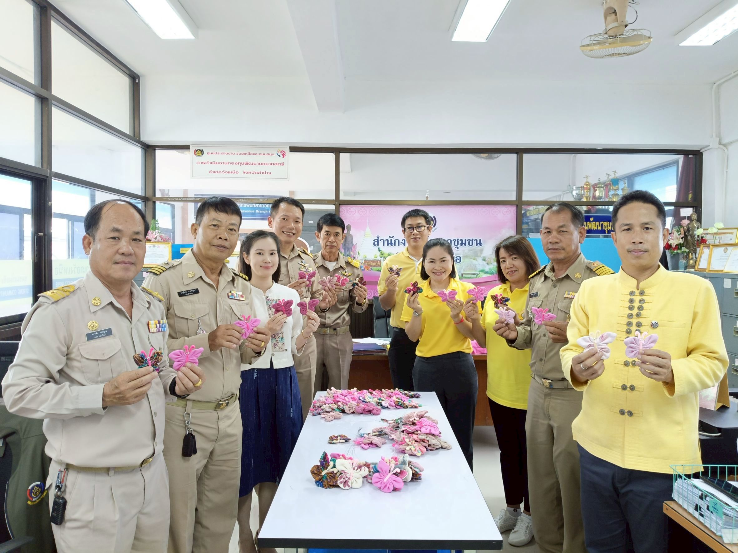 สพอ.วังเหนือ :  กิจกรรมประดิษฐ์ผีเสื้อเพื่อนำไปออกร้านกาชาดของสมาคมแม่บ้านมหาดไทย